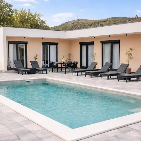 Luxury Lea With Swimming Pool, Sauna & Jacuzzi ヴィラ
