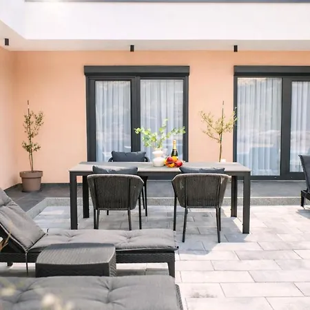 Luxury Lea With Swimming Pool, Sauna & Jacuzzi 빌라 *