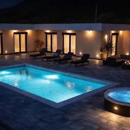 Luxury Lea With Swimming Pool, Sauna & Jacuzzi ヴィラ Grude