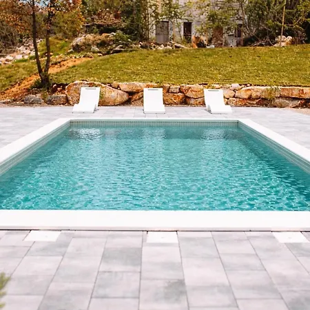 Luxury Lea With Swimming Pool, Sauna & Jacuzzi