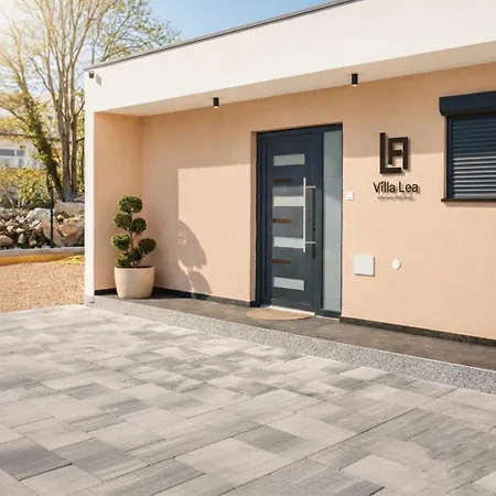 Luxury Lea With Swimming Pool, Sauna & Jacuzzi *