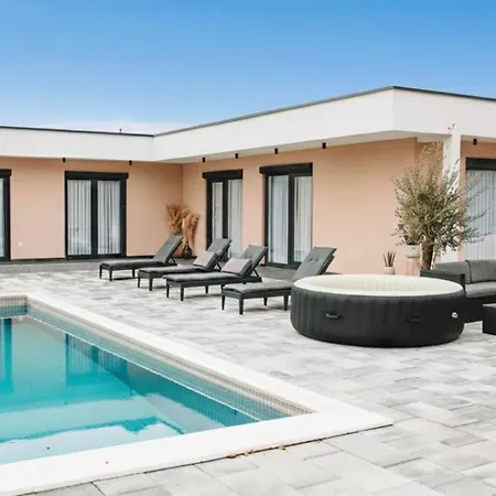 ヴィラ Luxury Lea With Swimming Pool, Sauna & Jacuzzi