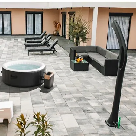 Luxury Lea With Swimming Pool, Sauna & Jacuzzi