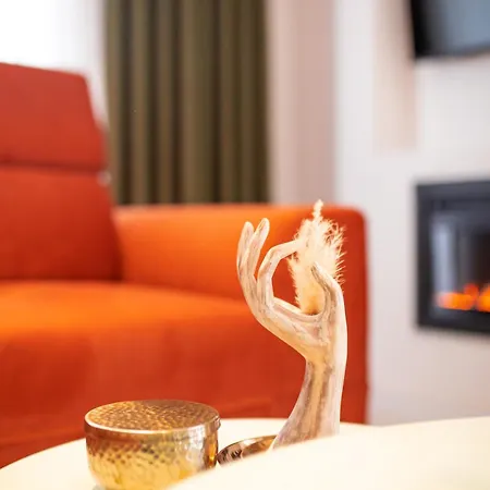 Luxury Lea With Swimming Pool, Sauna & Jacuzzi