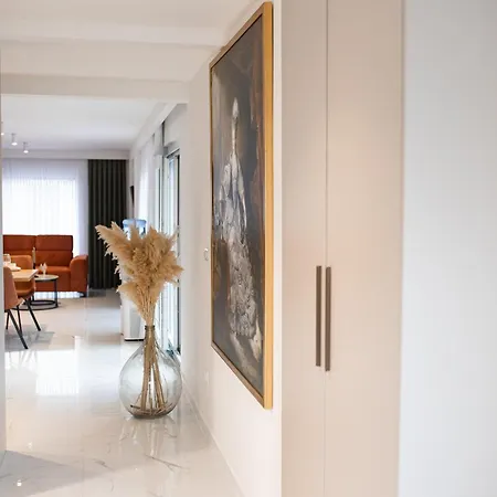 Luxury Lea With Swimming Pool, Sauna & Jacuzzi *