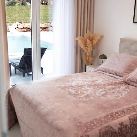 Luxury Lea With Swimming Pool, Sauna & Jacuzzi