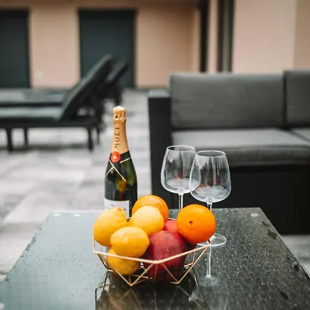Luxury Lea With Swimming Pool, Sauna & Jacuzzi