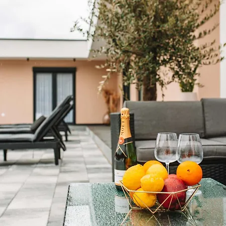 Luxury Lea With Swimming Pool, Sauna & Jacuzzi *