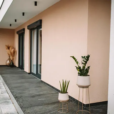 Luxury Lea With Swimming Pool, Sauna & Jacuzzi Villa *