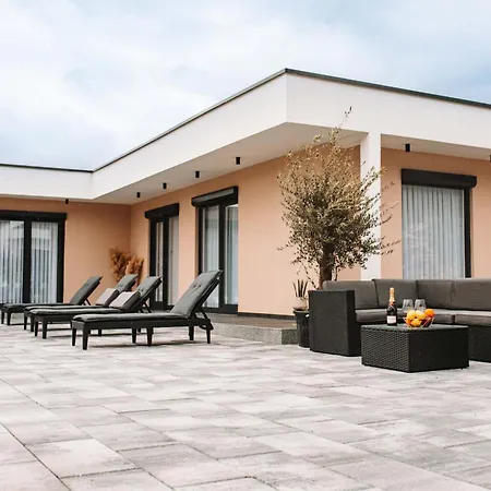 Luxury Lea With Swimming Pool, Sauna & Jacuzzi *