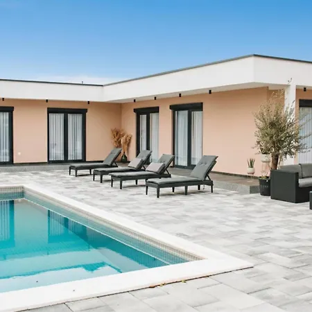 ヴィラ Luxury Lea With Swimming Pool, Sauna & Jacuzzi Grude