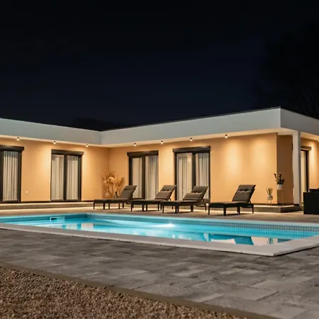 Luxury Lea With Swimming Pool, Sauna & Jacuzzi
