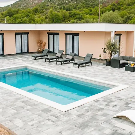 Luxury Lea With Swimming Pool, Sauna & Jacuzzi