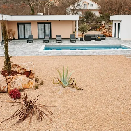 Luxury Lea With Swimming Pool, Sauna & Jacuzzi *