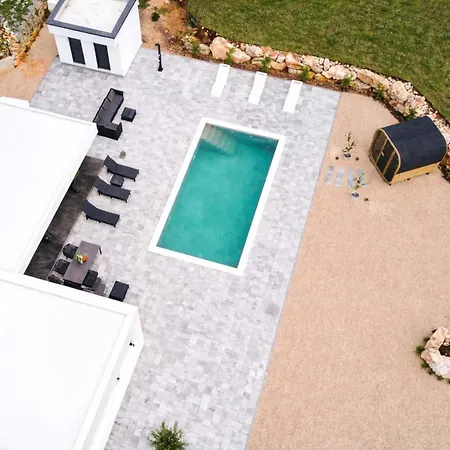Luxury Lea With Swimming Pool, Sauna & Jacuzzi