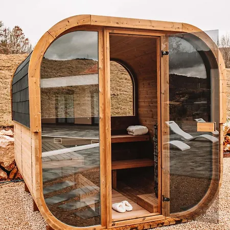 Luxury Lea With Swimming Pool, Sauna & Jacuzzi *