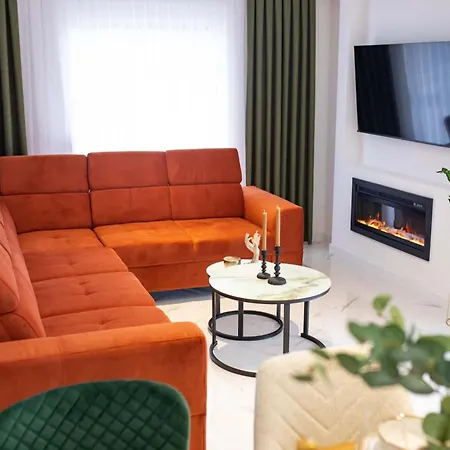 Luxury Lea With Swimming Pool, Sauna & Jacuzzi *