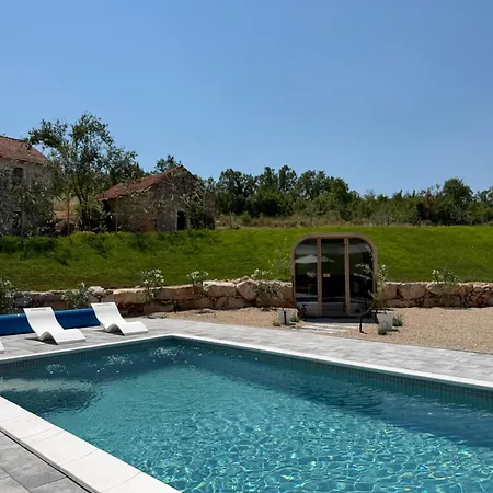 Luxury Lea With Swimming Pool, Sauna & Jacuzzi ヴィラ