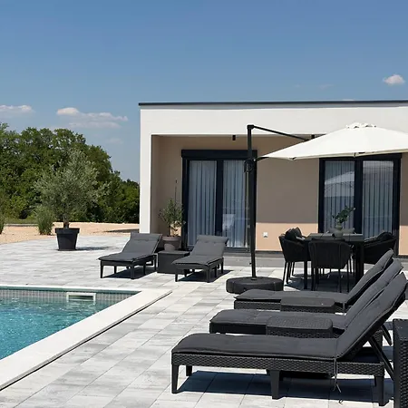 Luxury Lea With Swimming Pool, Sauna & Jacuzzi ヴィラ *