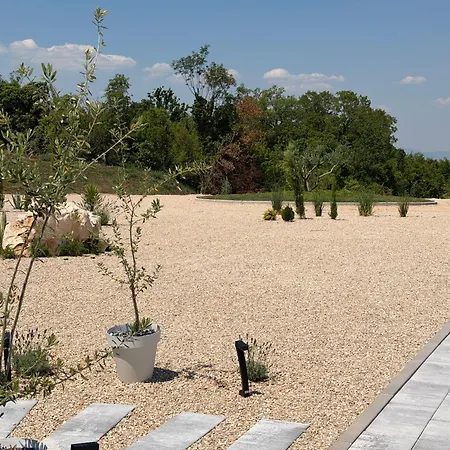 Luxury Lea With Swimming Pool, Sauna & Jacuzzi