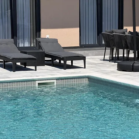 Luxury Lea With Swimming Pool, Sauna & Jacuzzi ヴィラ *