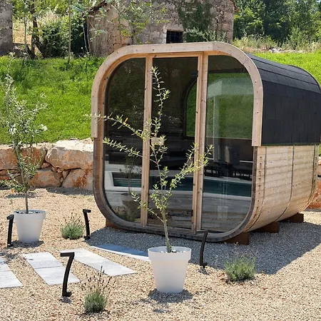 Luxury Lea With Swimming Pool, Sauna & Jacuzzi *