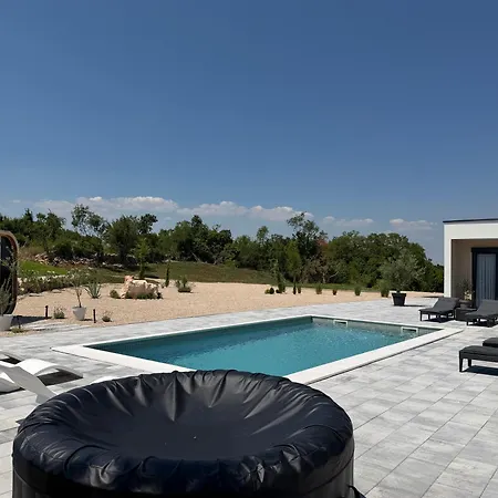 Luxury Lea With Swimming Pool, Sauna & Jacuzzi ヴィラ *