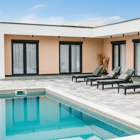 Villa Luxury Lea With Swimming Pool, Sauna & Jacuzzi *